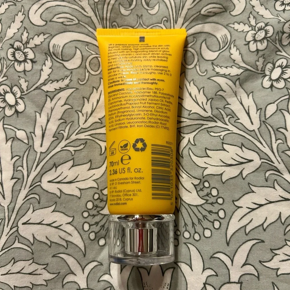 Rodial Vit C Papaya Enzyme Scrub - Picture 4 of 4